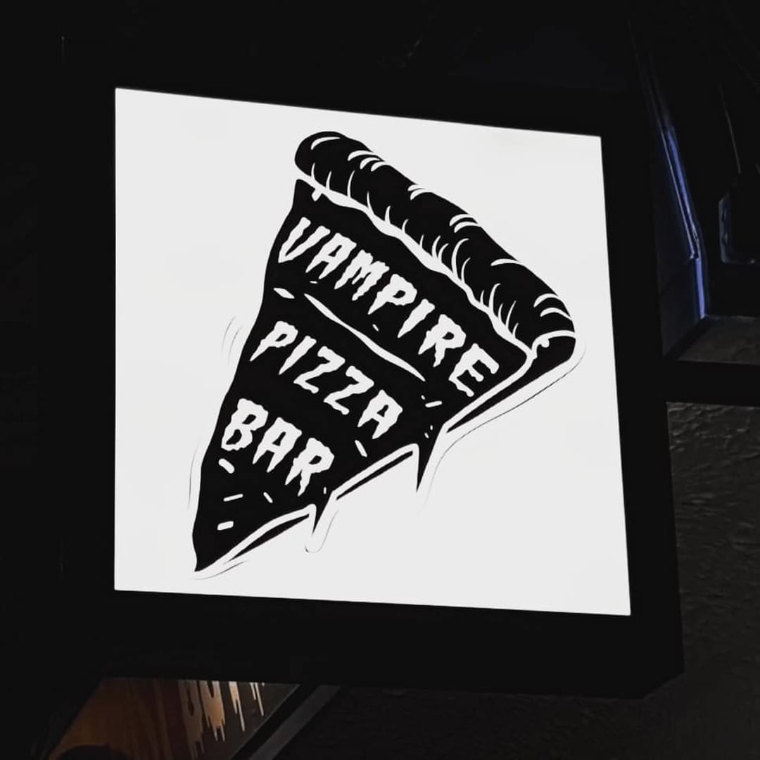 the world's only vampire pizza bar lost boys pizza camden sign